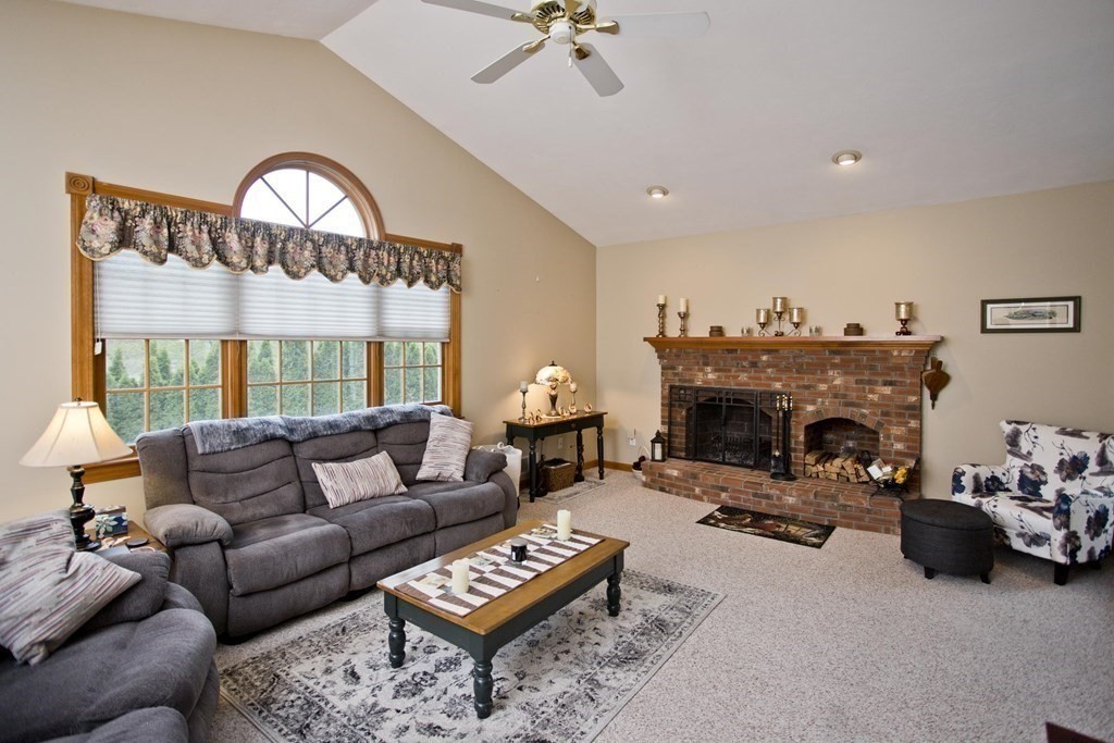 21 Hummingbird Lane West Springfield, MA 01089 - Photo 4 of 42 Gallery Image 4
