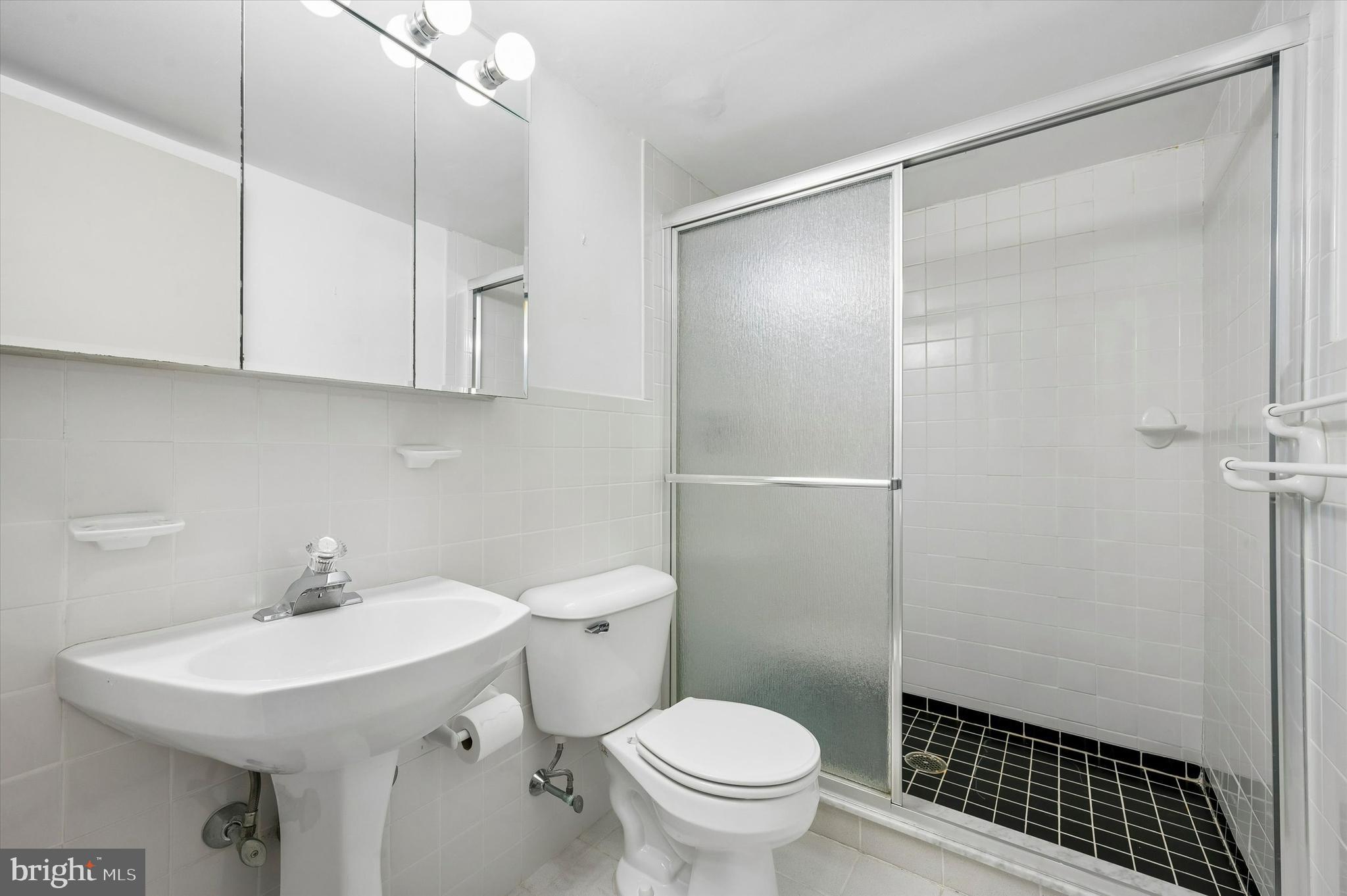 3900 West Ford Road, Unit 16E Philadelphia, PA 19131 - Photo 7 of 14 Bathroom 1