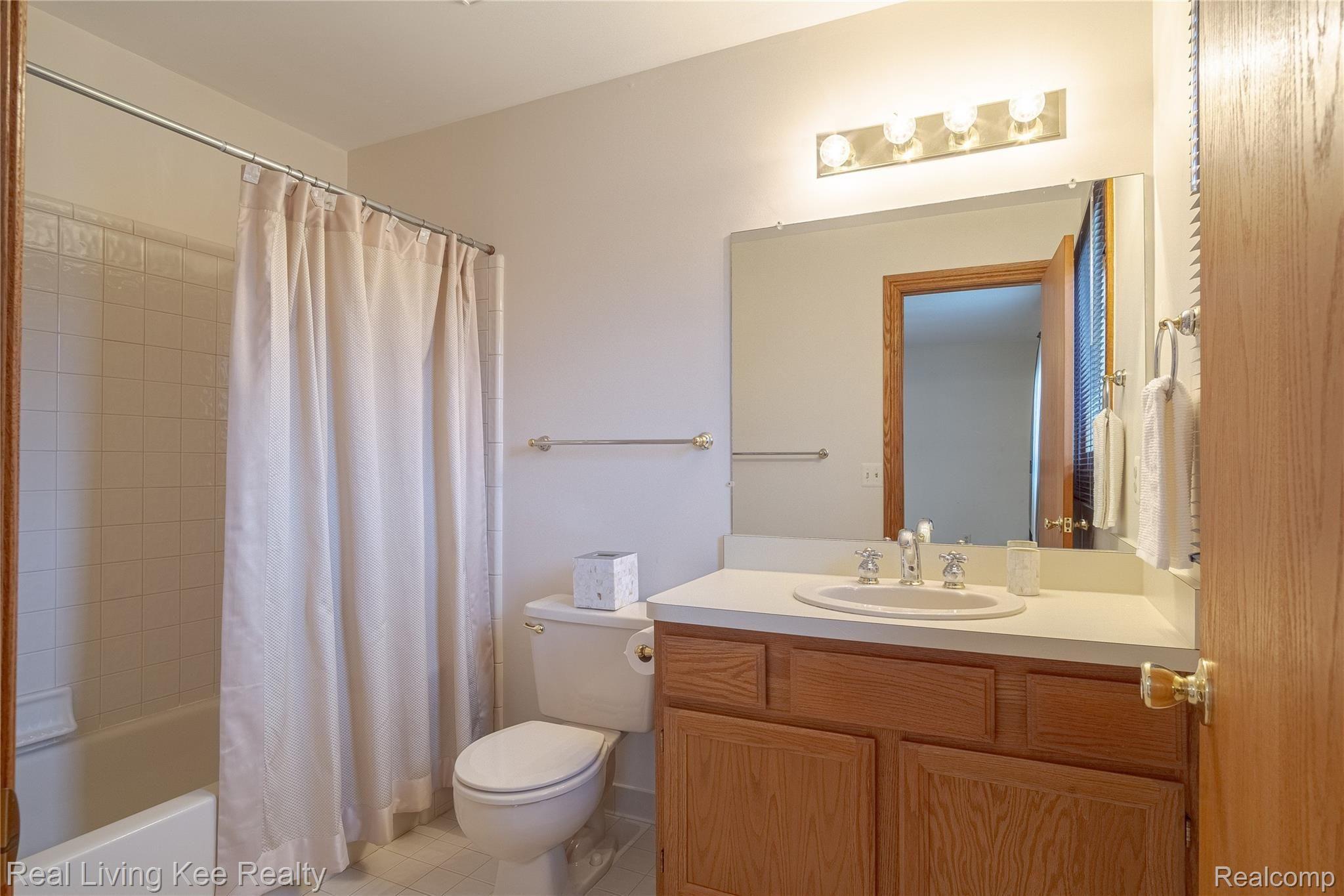 2200 Rochelle Park Drive Rochester, MI 48309 - Photo 34 of 49 En-Suite in 2nd Bedroom