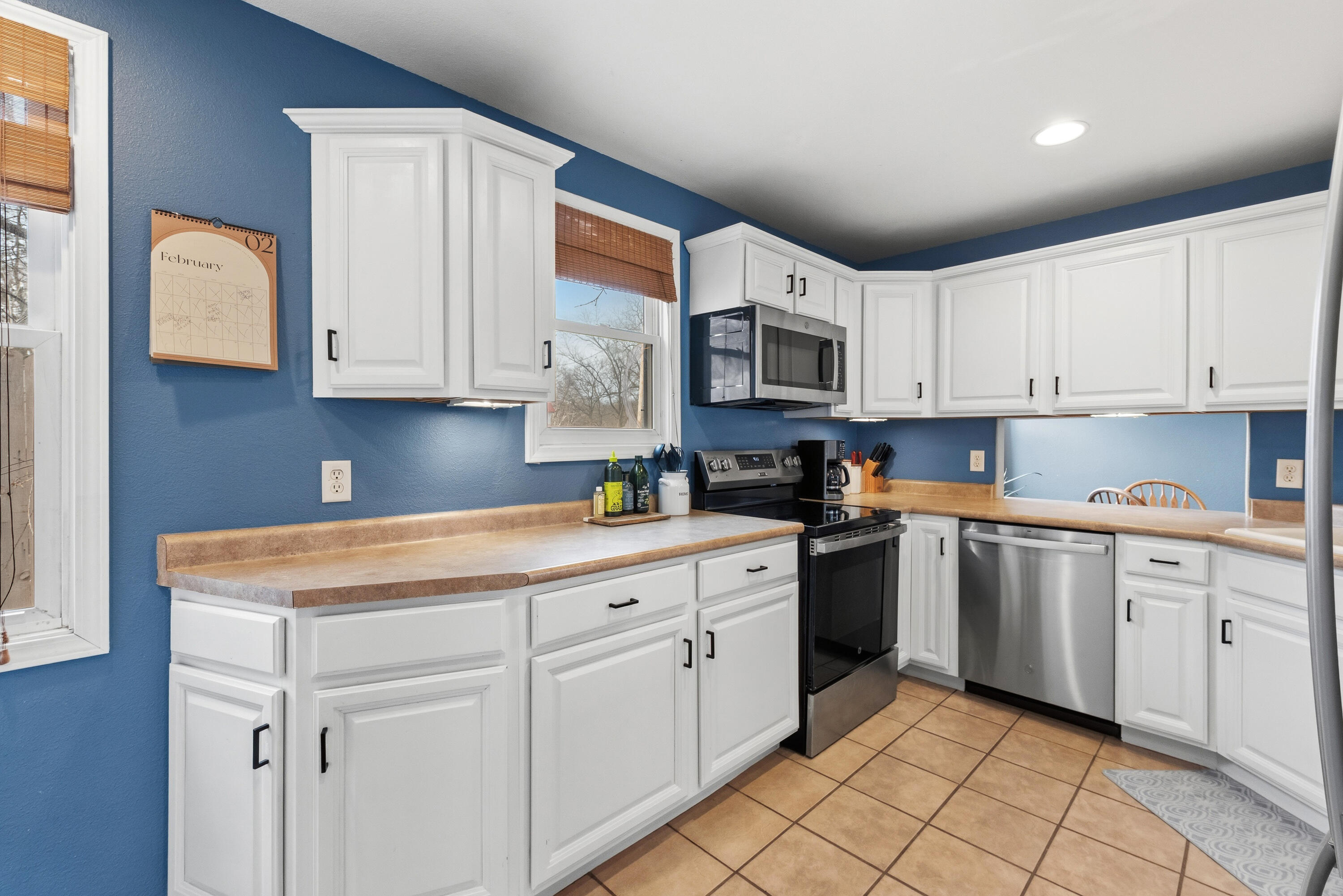 131 Maple Avenue Pewaukee, WI 53072 - Photo 7 of 36 Bright Kitchen