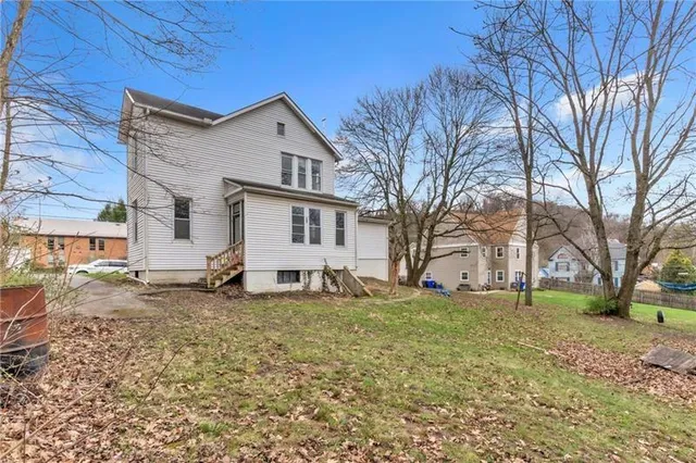 a view of a yard with a house