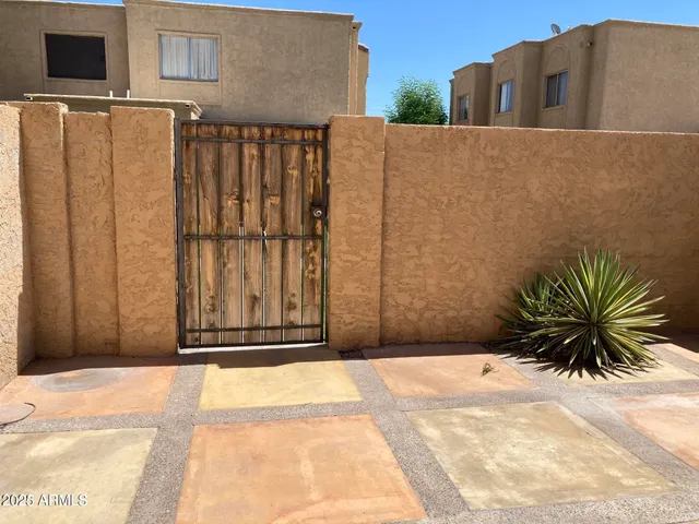 a view of a house with backyard