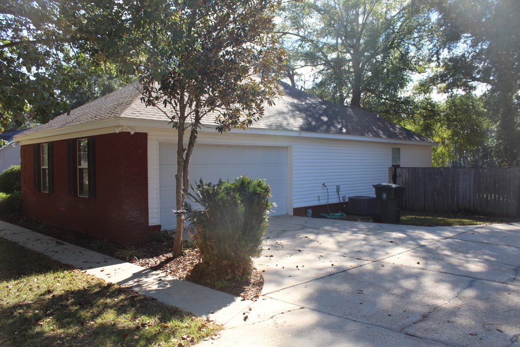 901 Woodleigh Road Dothan, AL 36305 - Photo 2 of 25
