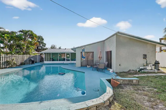 a view of a house with backyard