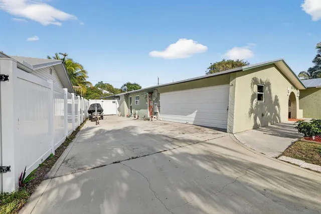 a view of a house with a backyard