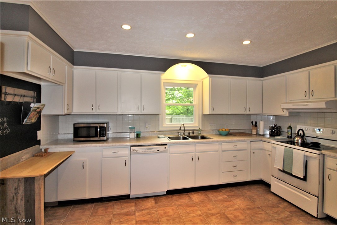 2887 Lee Road Silver Lake, OH 44224 - Photo 8 of 24 Light & Bright Kitchen