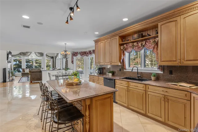 $2,499,000 | 7 Pitch Pine Court, Northport, NY 11768