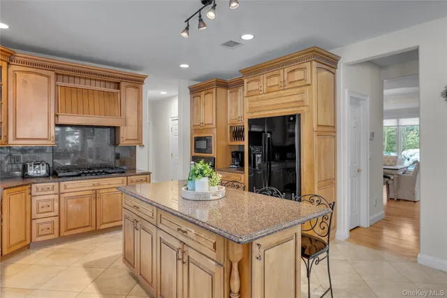 $2,499,000 | 7 Pitch Pine Court, Northport, NY 11768