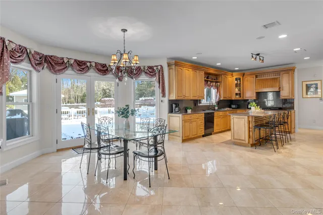 $2,499,000 | 7 Pitch Pine Court, Northport, NY 11768