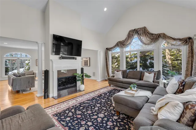 $2,499,000 | 7 Pitch Pine Court, Northport, NY 11768