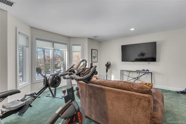 $2,499,000 | 7 Pitch Pine Court, Northport, NY 11768