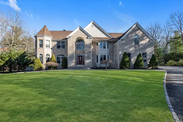 $2,499,000 | 7 Pitch Pine Court, Northport, NY 11768