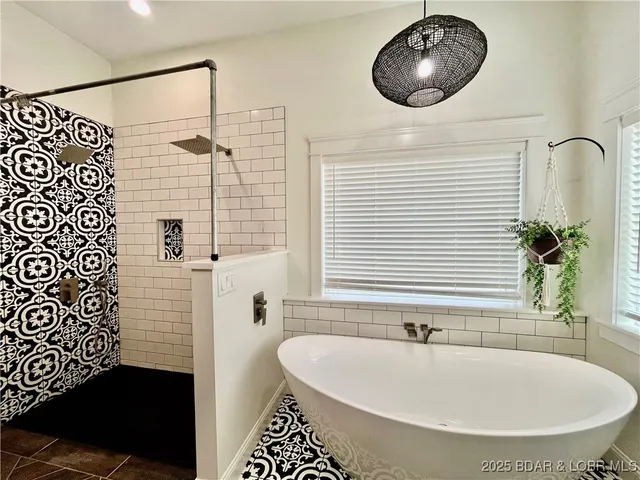 $517,800 | 20408 Millers Fjord Avenue, Cole Camp, MO 65325