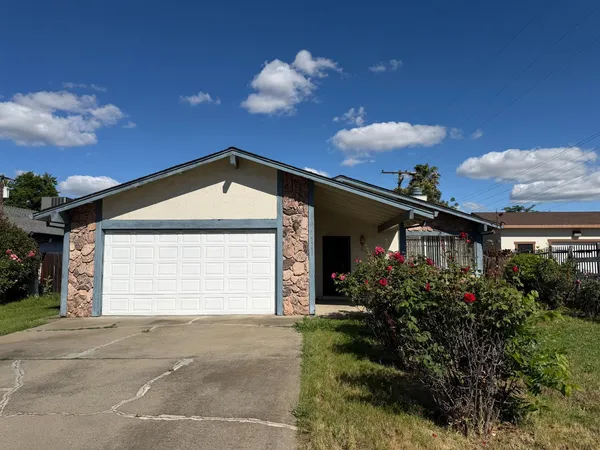 a front view of house with yard