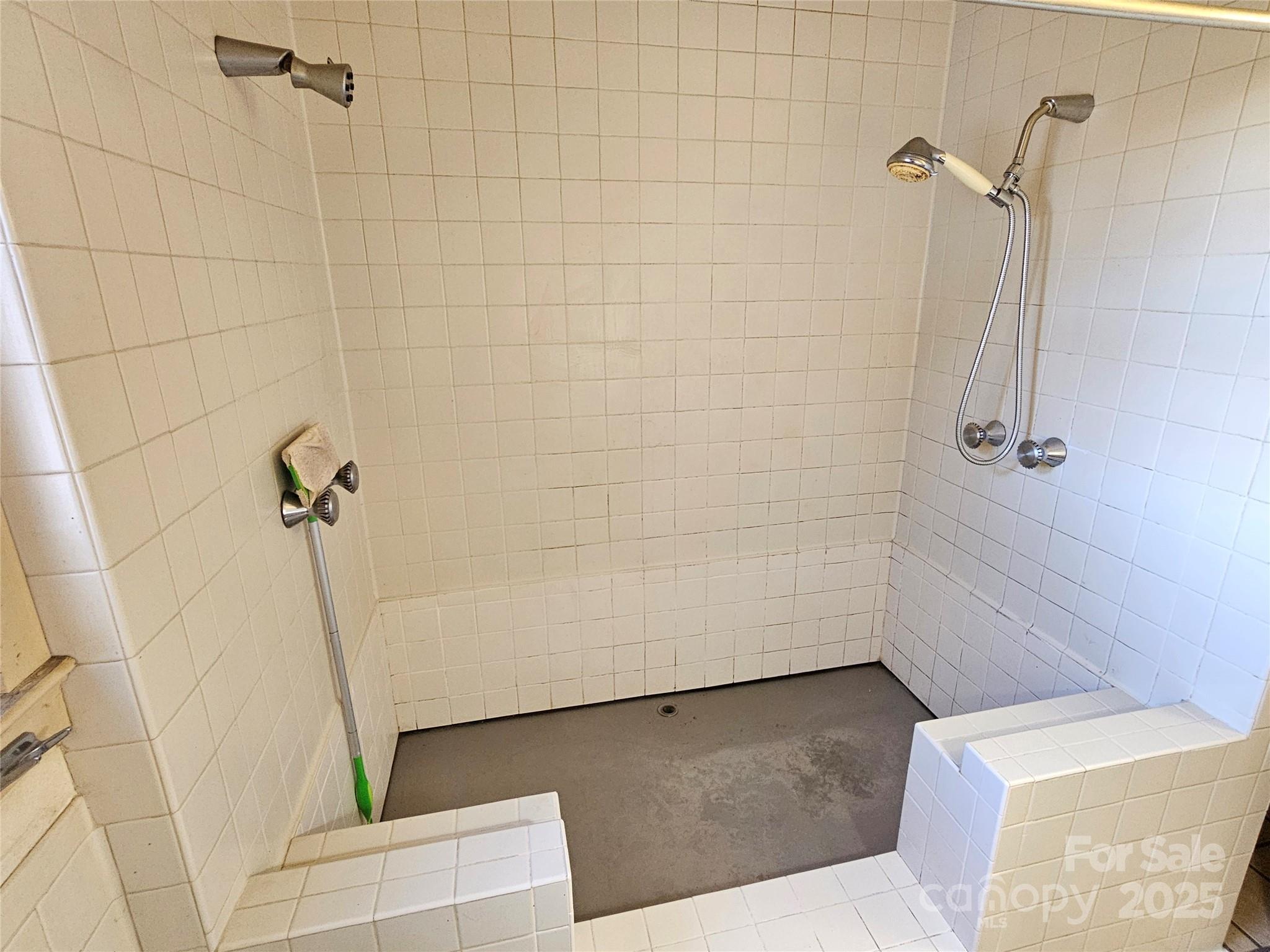 101 Edgewood Avenue Morganton, NC 28655 - Photo 13 of 32 a bathroom with a bathtub