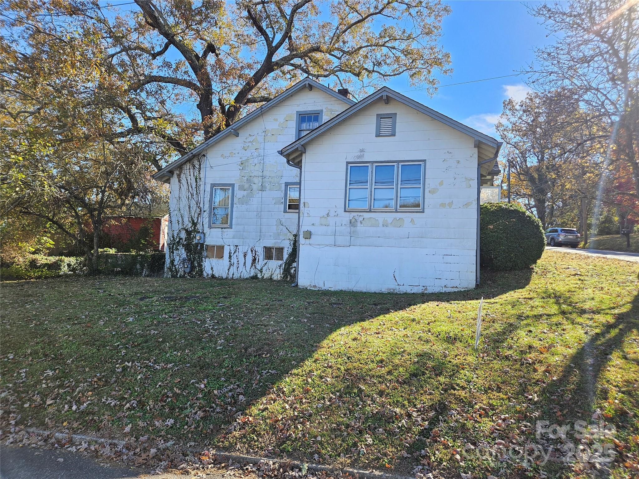 101 Edgewood Avenue Morganton, NC 28655 - Photo 8 of 32 a front view of a house with garden