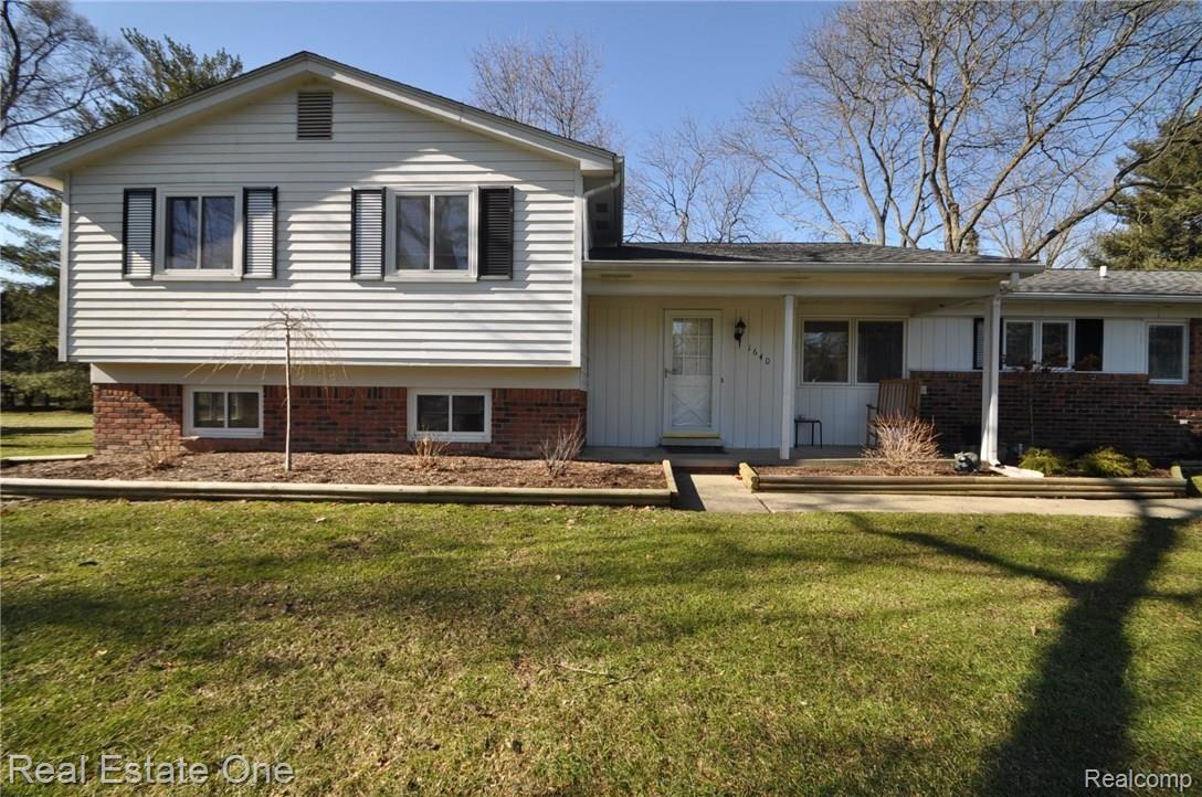 1640 Bretton Drive North Rochester, MI 48309 - Photo 3 of 42 3.JPG