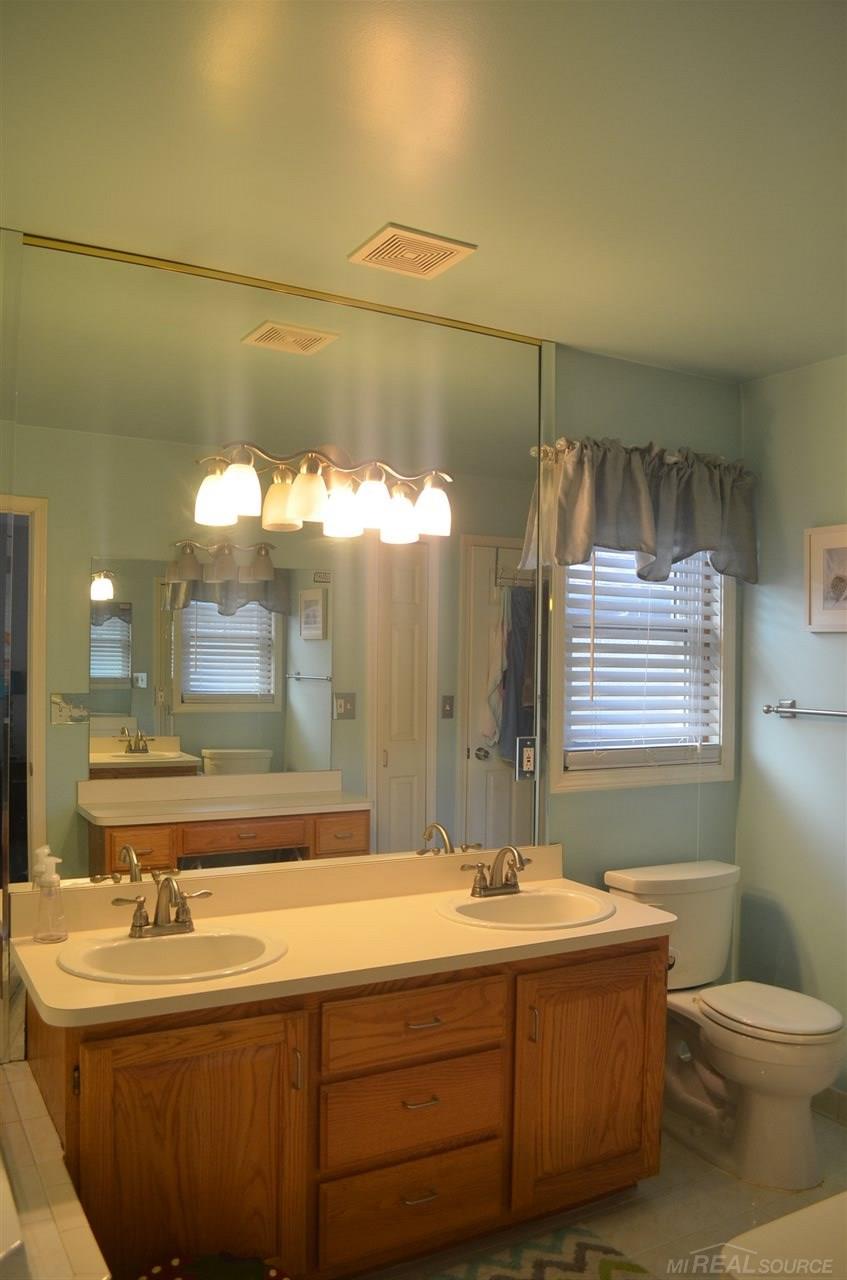 50371 Riverside Drive Macomb, MI 48044 - Photo 11 of 30 Bathroom with shower and jetted tub
