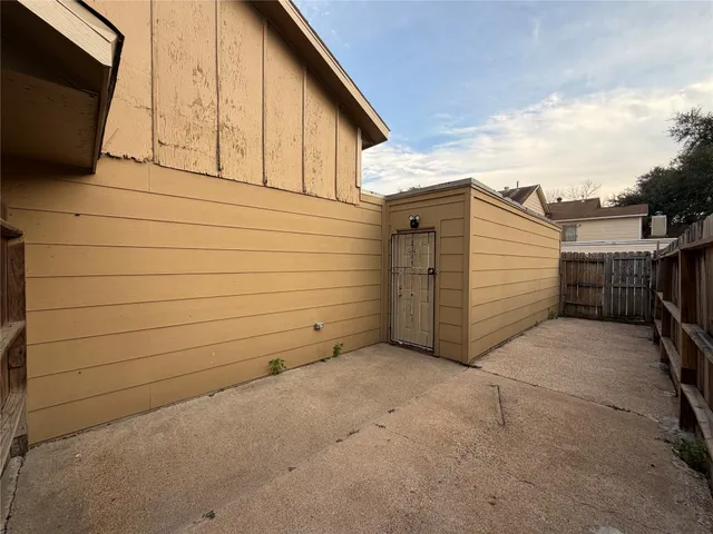 a view of back yard of the house