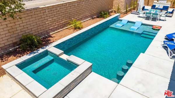 a view of an outdoor space