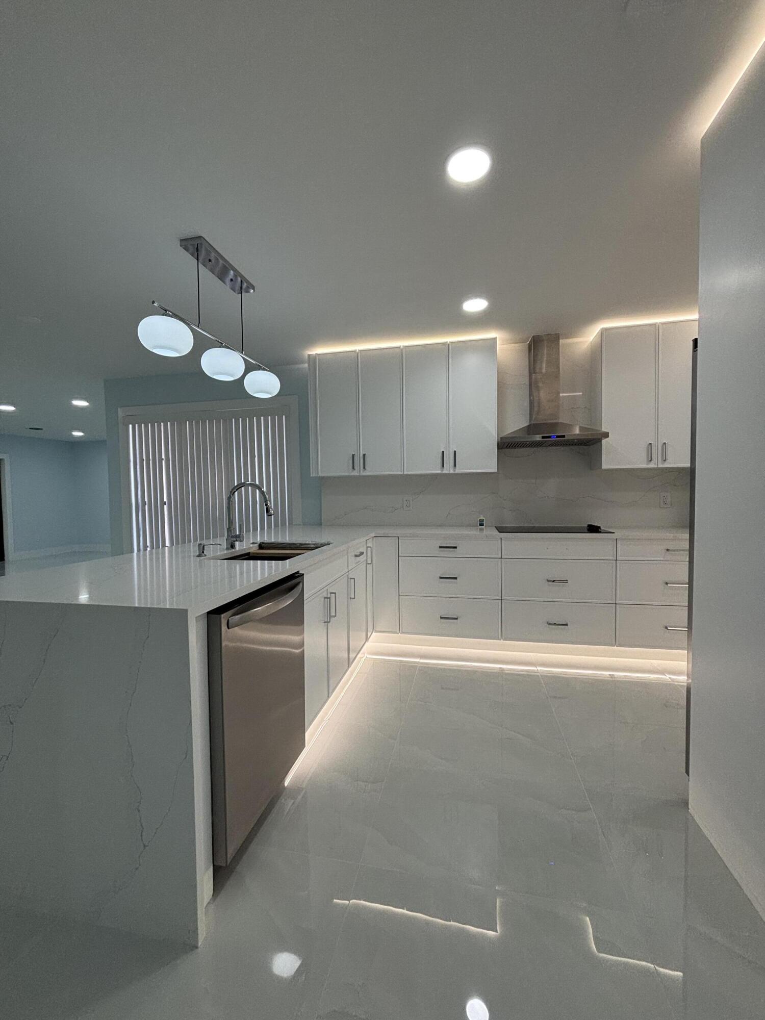9266 Vista Del Lago, Unit 25H Boca Raton, FL 33428 - Photo 7 of 38 a large kitchen with cabinets