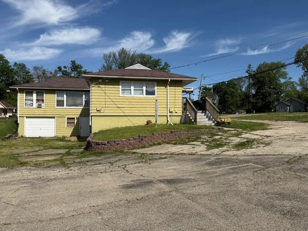 a view of a house with a yard
