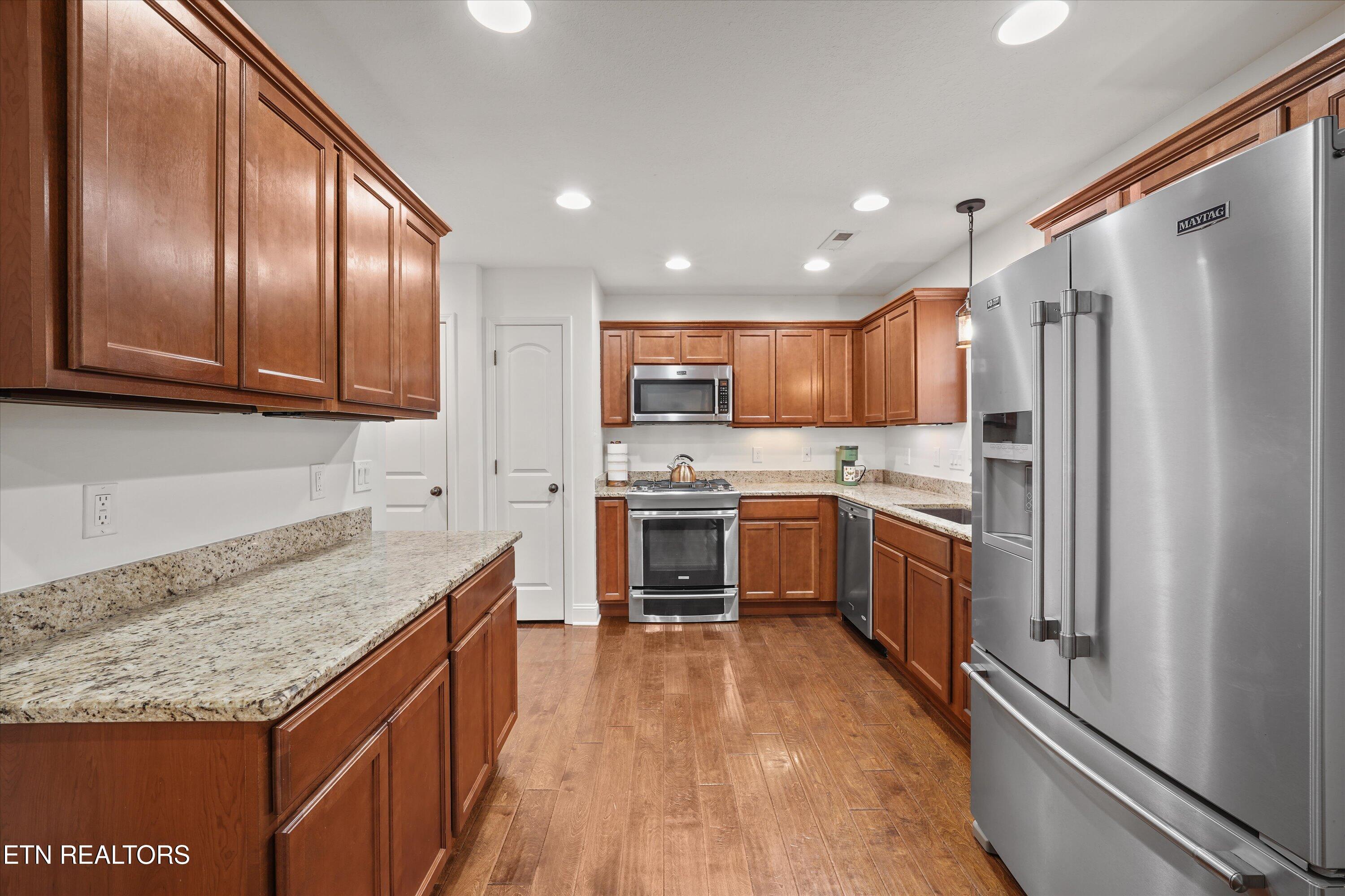 165 Crossroads Boulevard Oak Ridge, TN 37830 - Photo 12 of 39 Shaker Cabinets and Granite Tops