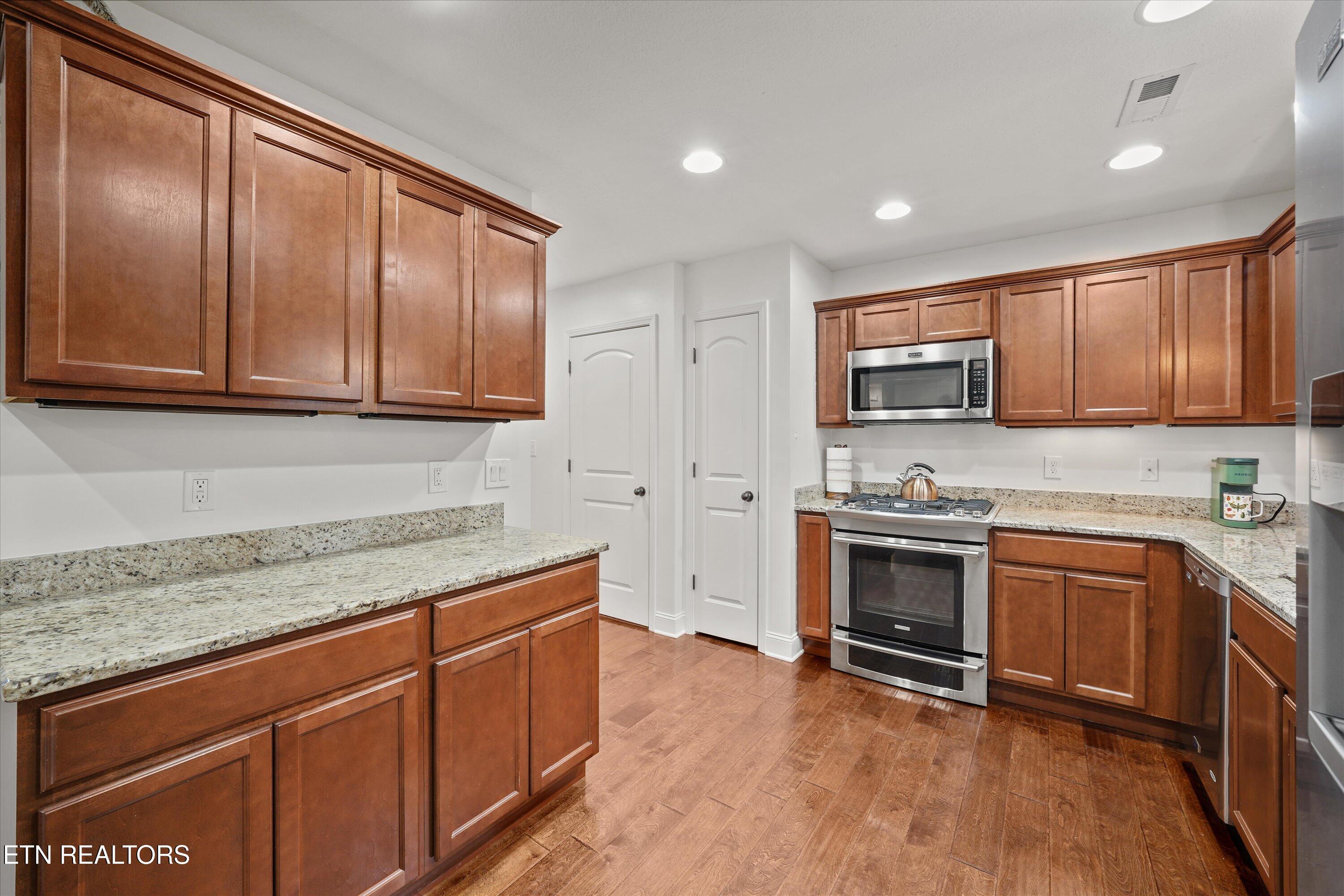 165 Crossroads Boulevard Oak Ridge, TN 37830 - Photo 13 of 39 Stainless Gas Range/Oven