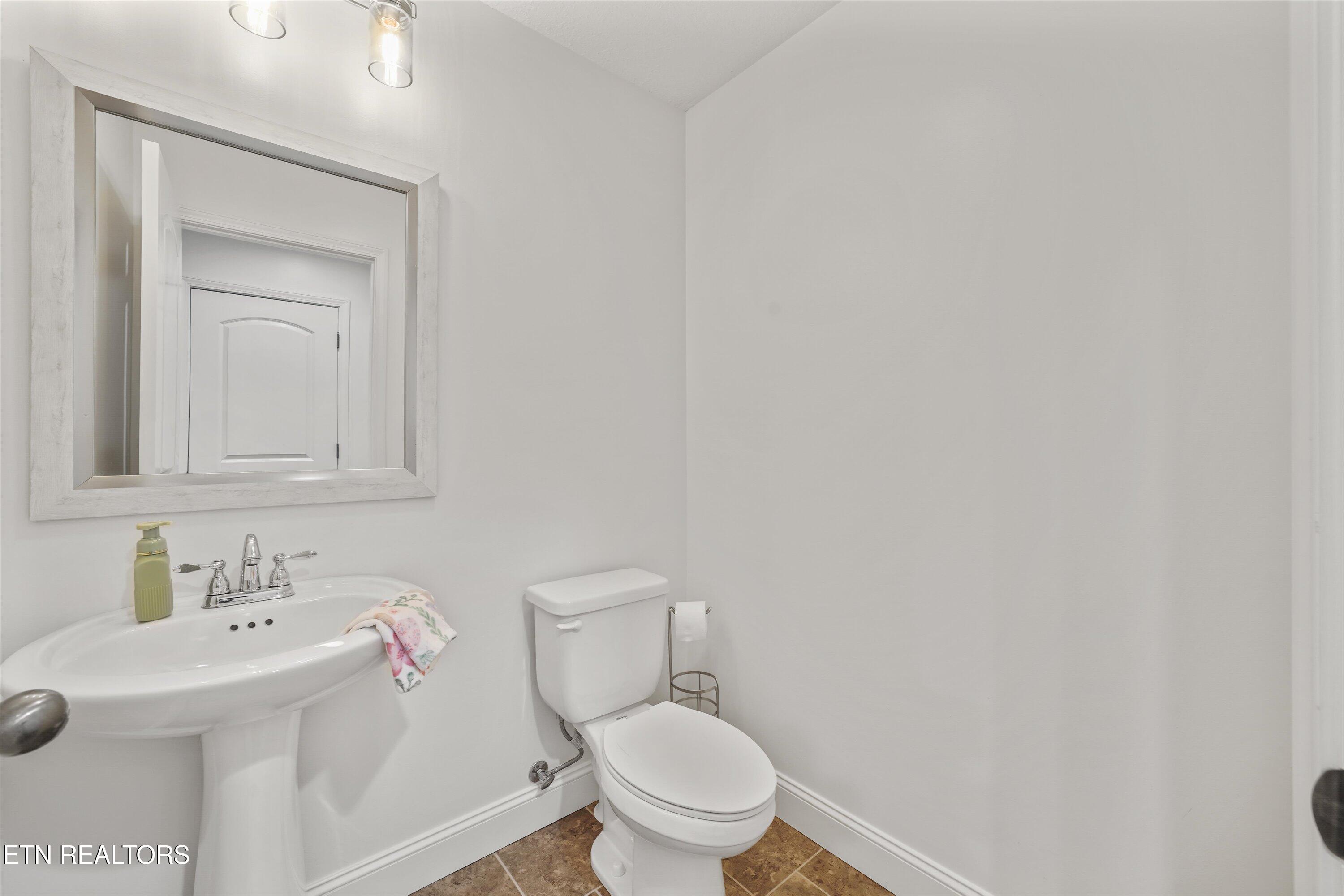 165 Crossroads Boulevard Oak Ridge, TN 37830 - Photo 17 of 39 Half Bathroom Down