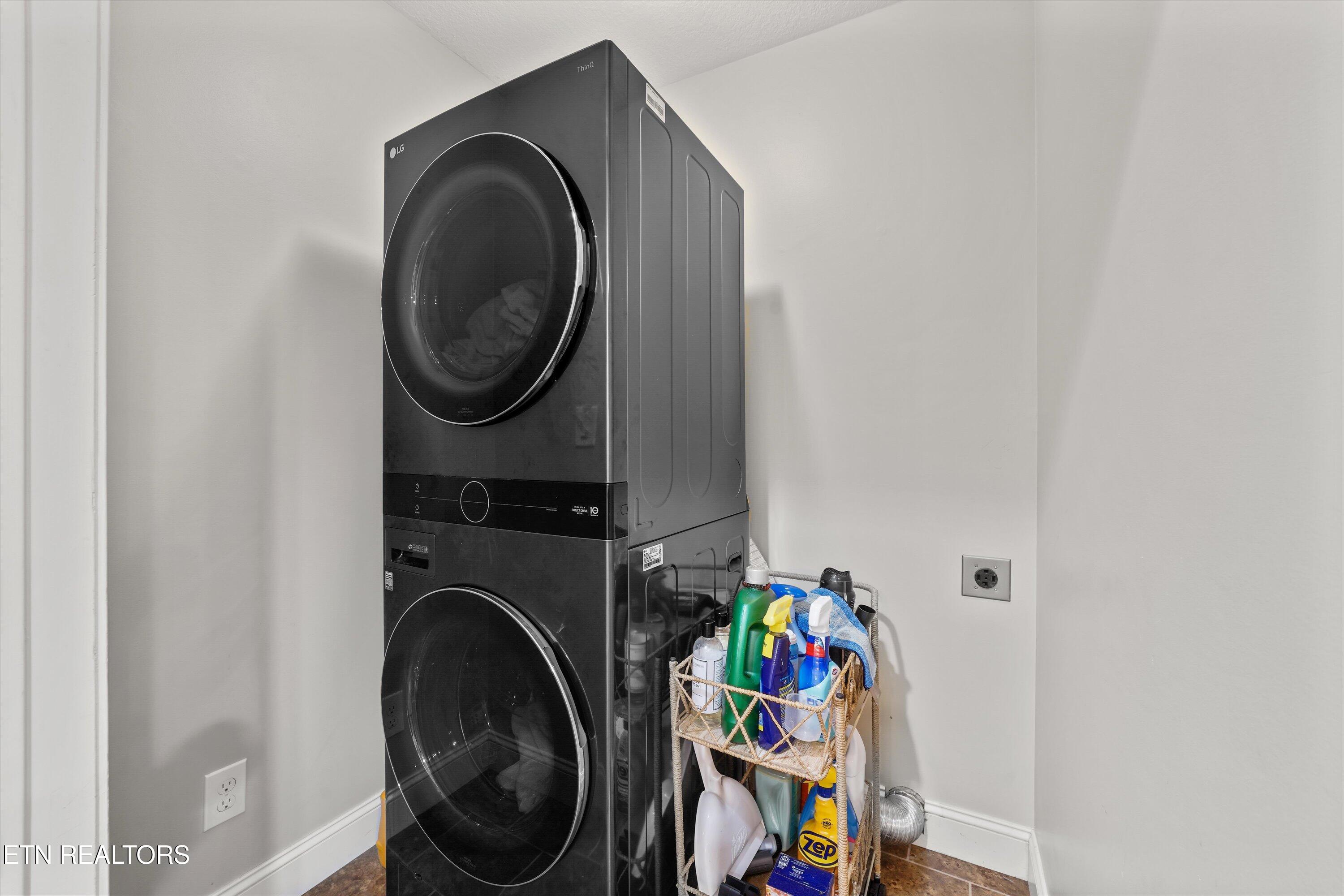 165 Crossroads Boulevard Oak Ridge, TN 37830 - Photo 18 of 39 Laundry Room - W/D Convey