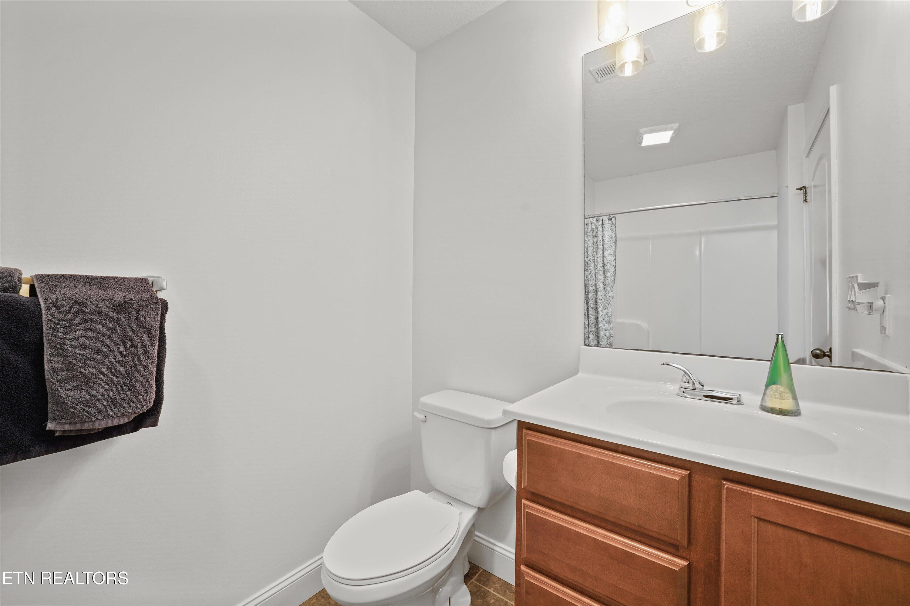 165 Crossroads Boulevard Oak Ridge, TN 37830 - Photo 26 of 39 Hall/Shared Bath Upstairs