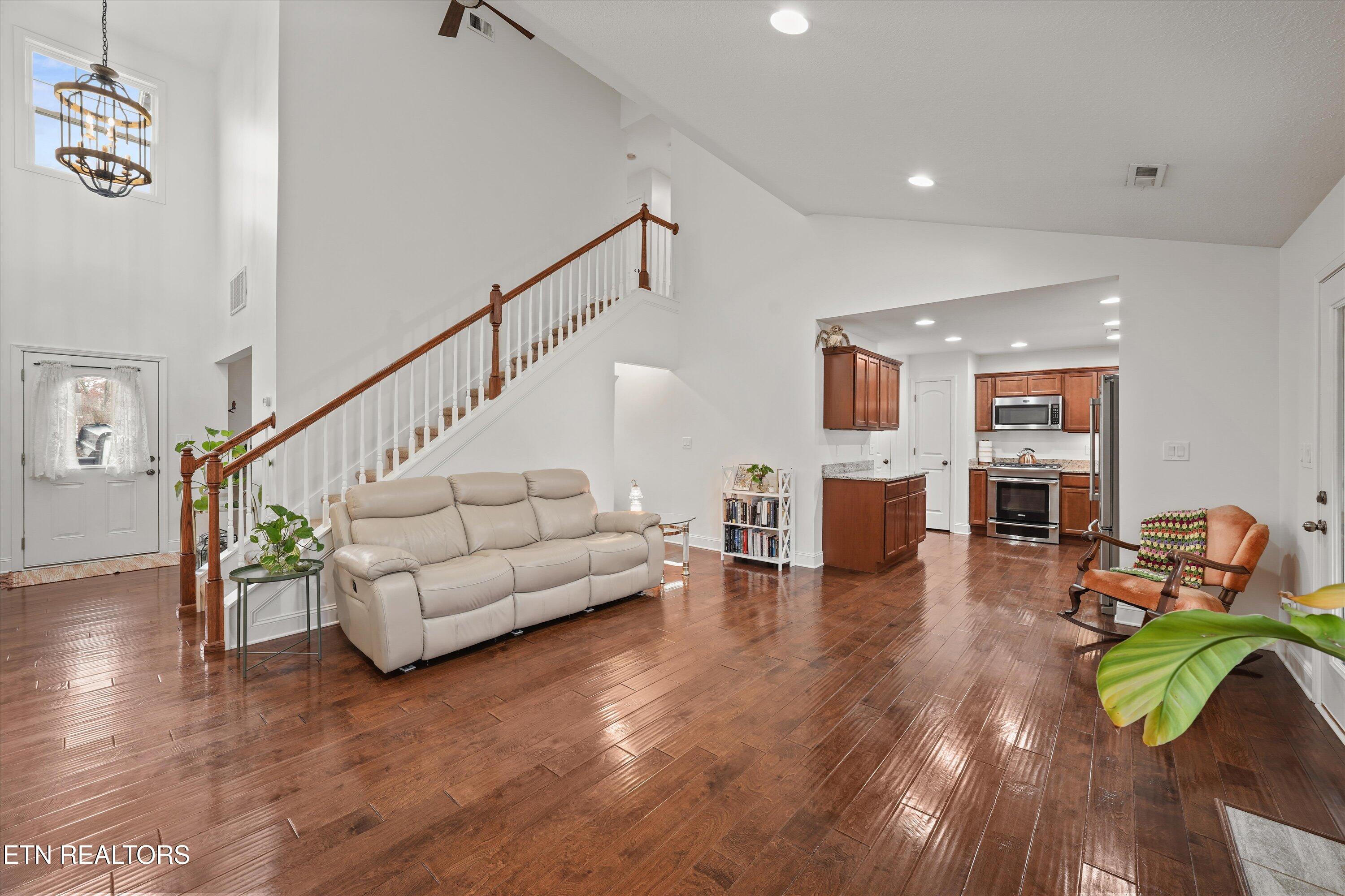 165 Crossroads Boulevard Oak Ridge, TN 37830 - Photo 8 of 39 Vaulted Ceilings