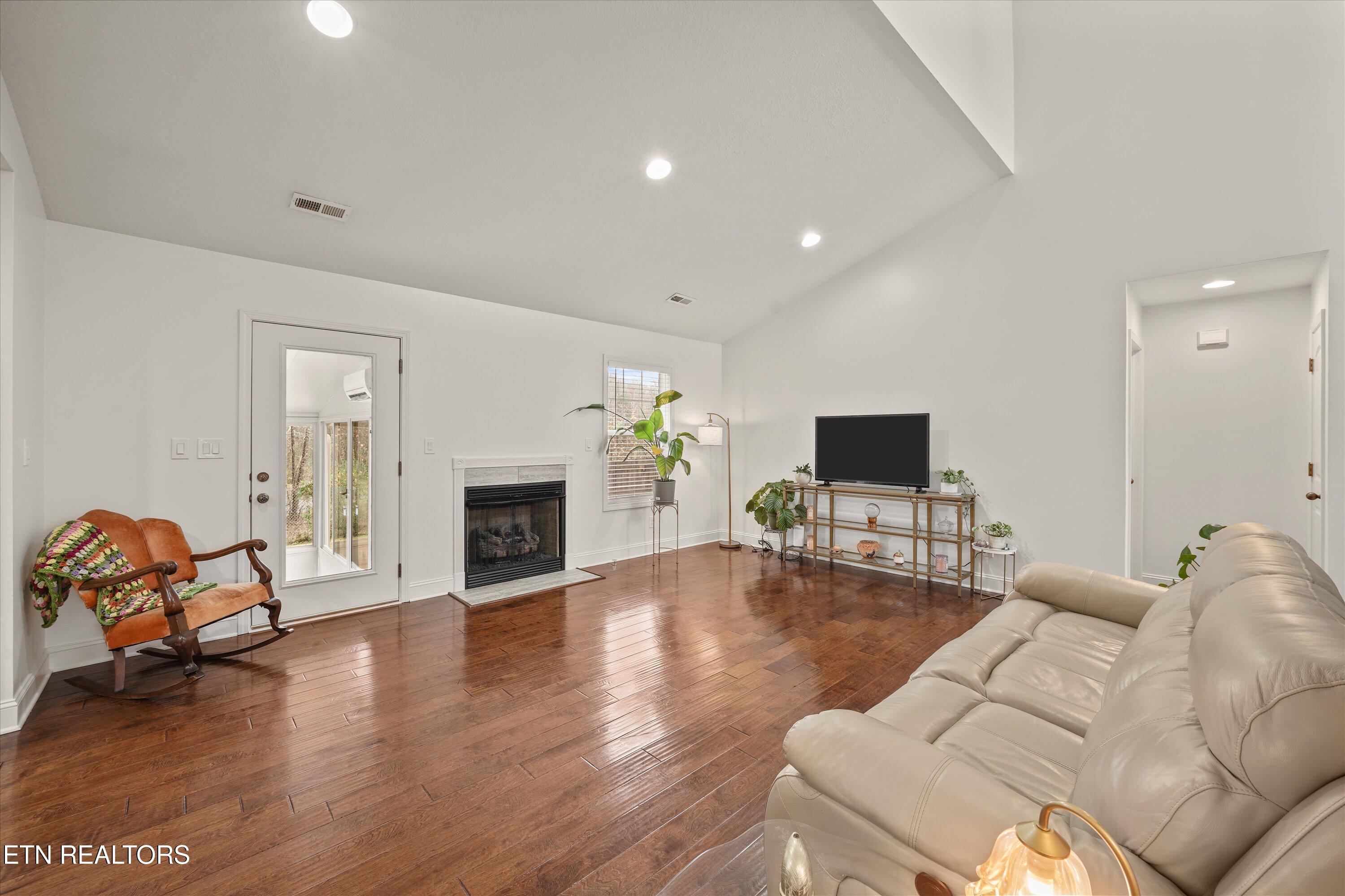 165 Crossroads Boulevard Oak Ridge, TN 37830 - Photo 10 of 39 Family Room