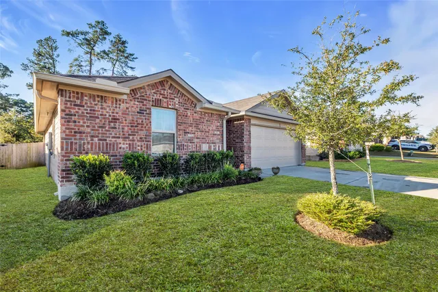 a view of a house with a backyard