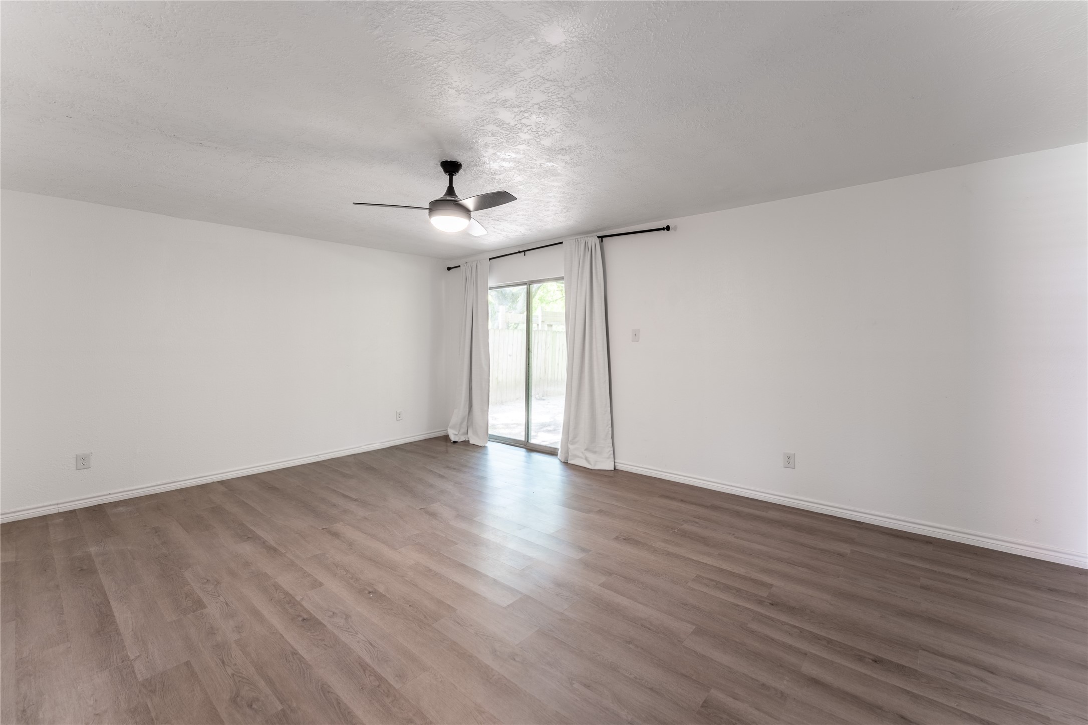 414 Dinerstein Street Webster, TX 77598 - Photo 5 of 24 Gallery Image 5