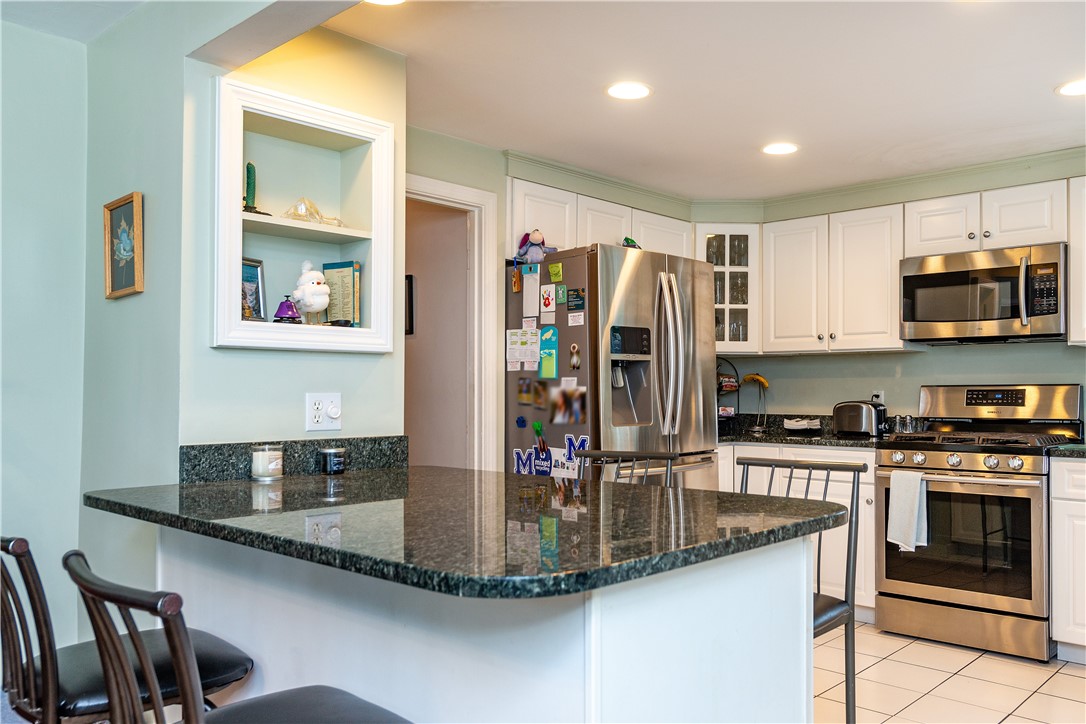 17 King Road Middletown, RI 02842 - Photo 14 of 46