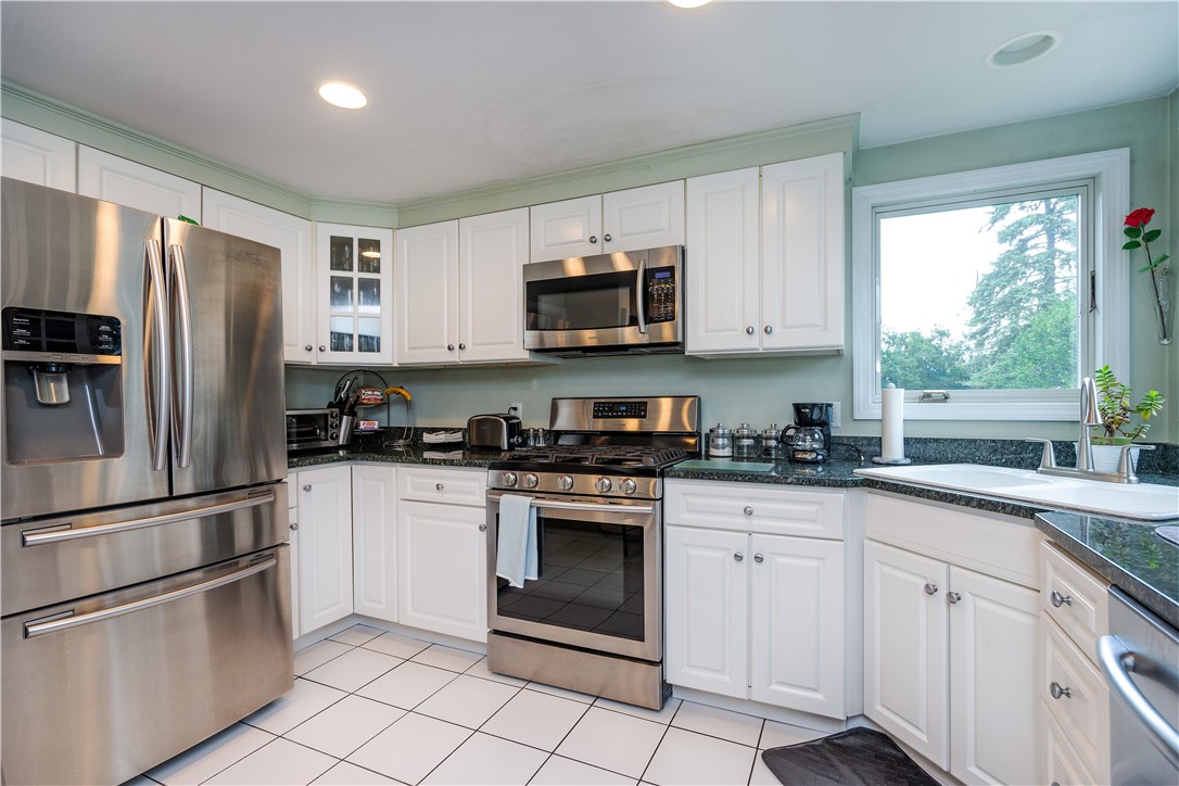 17 King Road Middletown, RI 02842 - Photo 15 of 46