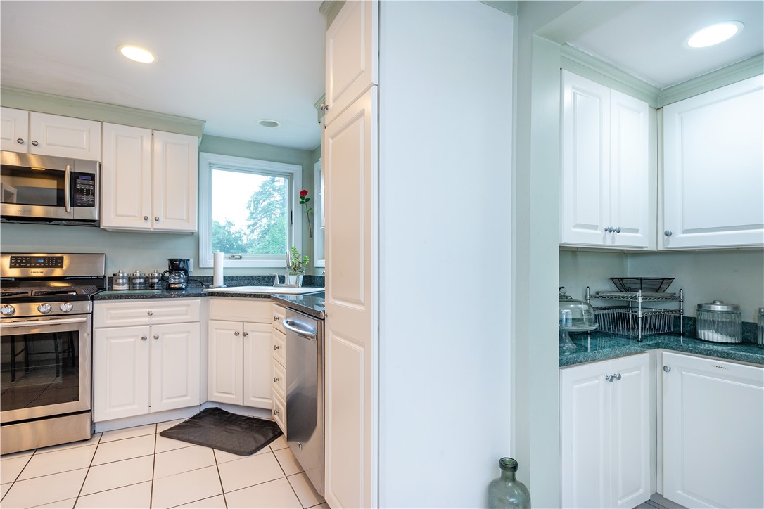 17 King Road Middletown, RI 02842 - Photo 18 of 46