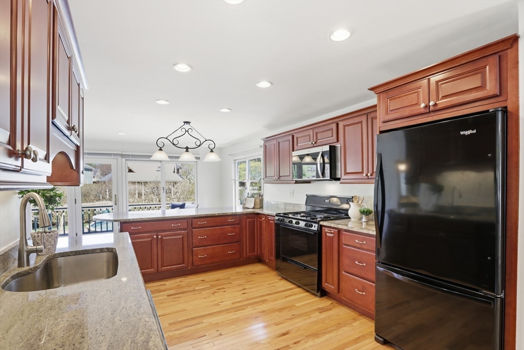 49 Pleasant Street Manchester, MA 01944 - Photo 11 of 34