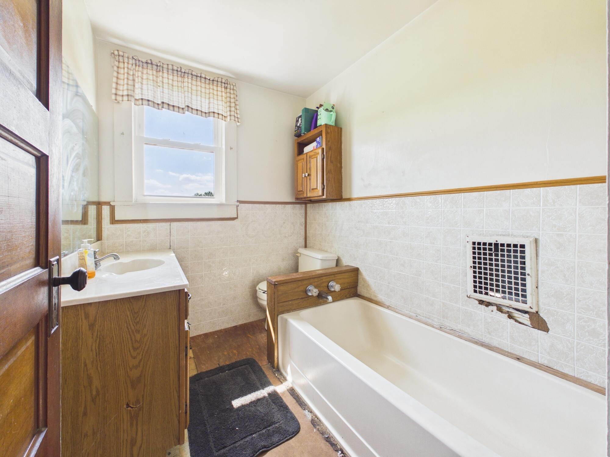 7795 Rose Hill Road Roseville, OH 43777 - Photo 27 of 32 Upstairs Full Bath