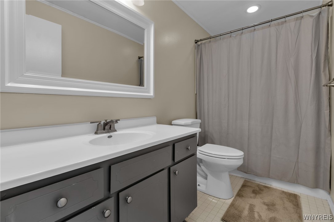 335 South Cayuga Road, Unit B Amherst, NY 14221 - Photo 13 of 30 Bathroom 1