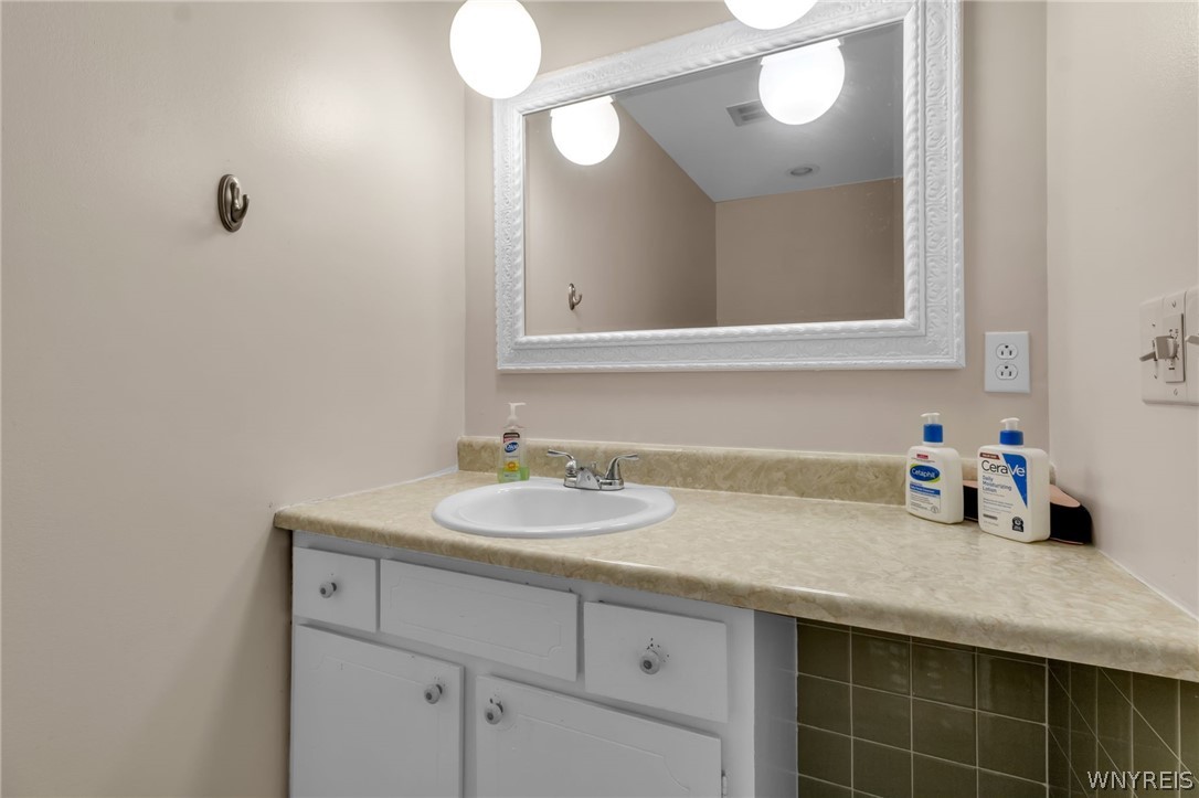 335 South Cayuga Road, Unit B Amherst, NY 14221 - Photo 18 of 30 Bathroom off Bedroom 2