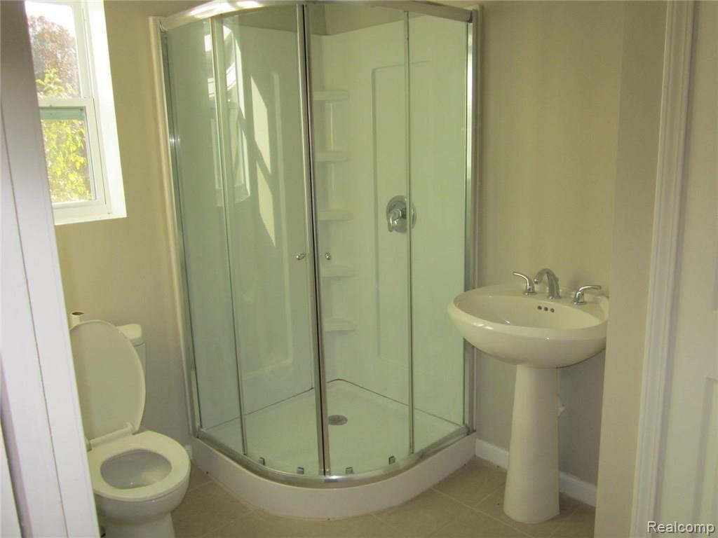 9762 Knapp Road Howell, MI 48855 - Photo 9 of 19 1st floor bath.JPG