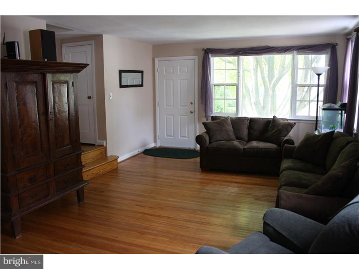 129 Schuyler Road Springfield, PA 19064 - Photo 2 of 19 Living Room