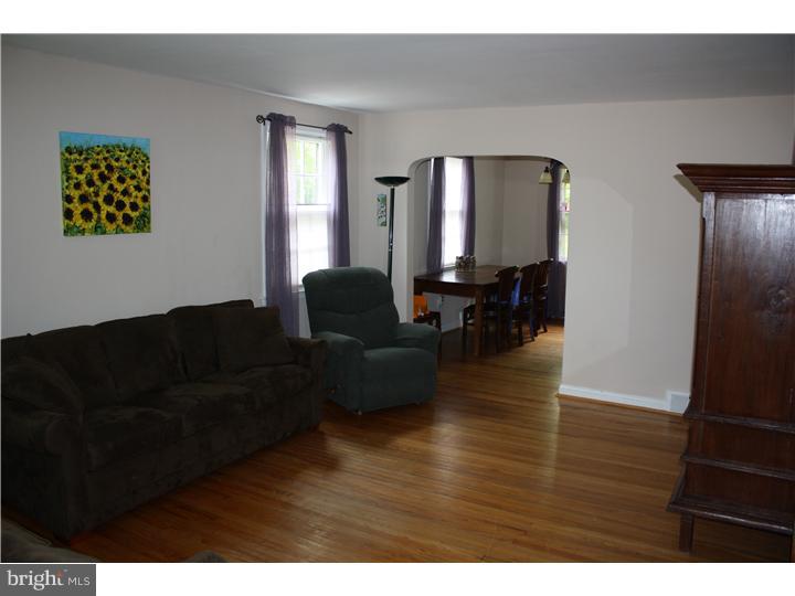 129 Schuyler Road Springfield, PA 19064 - Photo 3 of 19 Living Room