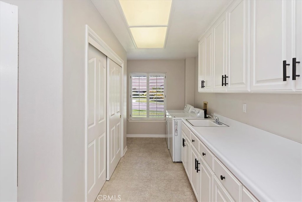 1507 Weston Way Riverside, CA 92506 - Photo 28 of 55 a bathroom with a double vanity sink a mirror and a bathtub