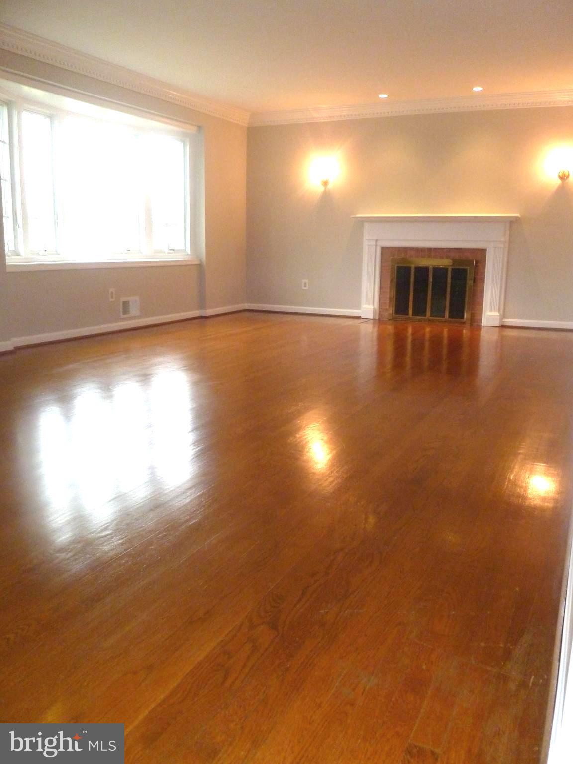 7115 Warbler Lane McLean, VA 22101 - Photo 3 of 28 Living Room