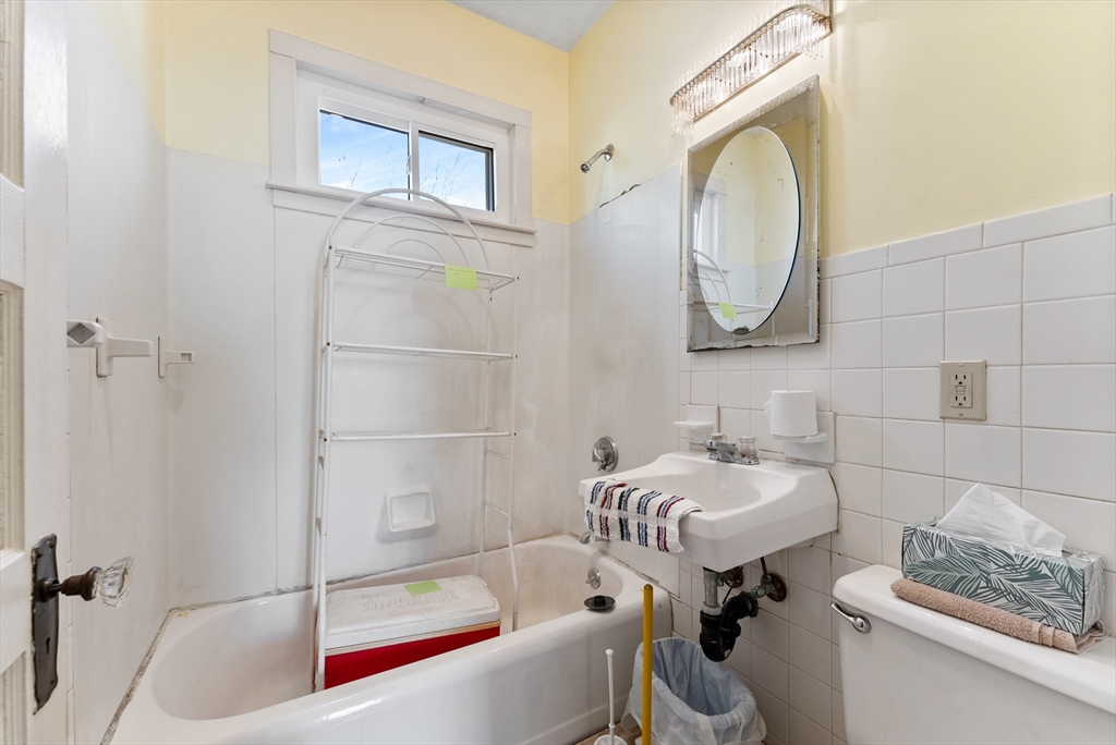 33 Taber Street Springfield, MA 01118 - Photo 12 of 36