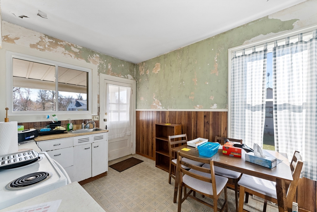 33 Taber Street Springfield, MA 01118 - Photo 3 of 36