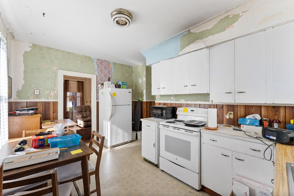 33 Taber Street Springfield, MA 01118 - Photo 4 of 36